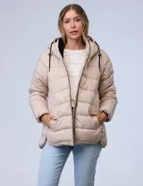 Campera puffer color marrón con capitoneado horizontal. Tiene cuello alto y capucha ajustable con cordones, con el interior del cuello en textura aterciopelada negra. Cierre frontal completo y bolsillos laterales. El corte es ligeramente más largo en la parte posterior con aberturas laterales redondeadas.