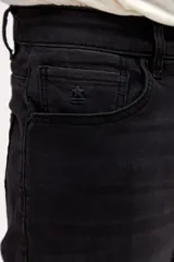 Jean de corte recto clásico con cadera levemente holgada y diseño de cinco bolsillos.