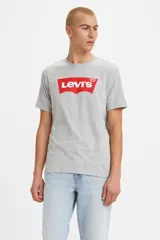 Remera gris de algodón con logo Levi's Batwing estampado en rojo en el pecho.