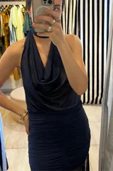 Top halter de microtul azul oscuro, con cuello tipo choker y drapeado fluido en el frente.