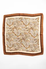 Pañuelo de poliéster de forma cuadrada, con diseño estampado estilo paisley en tonos marrones, beige y blanco, y bordes enmarcados en marrón.