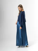 Capa azul marino confeccionada en gasa liviana, con corte holgado y escote tipo bote.