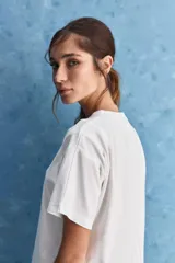 Remera de manga corta color negro, con cuello redondo y calce relajado, confeccionada en tejido suave con elastano.
