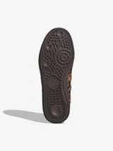 Mocasines Adidas Handball Spezial, con diseño de estampado animal print de leopardo en el empeine y suela de goma color marrón. Presenta el logo del trébol en la parte frontal y un estilo inspirado en el calzado deportivo clásico.