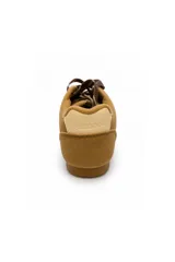 Zapatilla urbana de mujer en color tostado, confeccionada en una combinación de gamuza sintética y material efecto cuero. Cuenta con cordones planos en tonos marrones y suela de goma flexible.