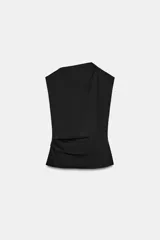 Top de algodón color beige con cuello recto, mangas asimétricas y detalle de tejido drapeado en el frente.