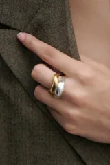 Anillo de plata 950 con baño de oro 24K, con diseño orgánico de curvas suaves y perfil volumétrico.