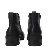 Botas cortas de cuero negro con textura granulada, cierre lateral y suela de goma con taco cuadrado bajo.