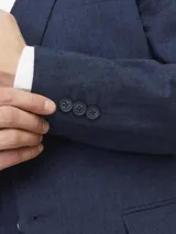 Blazer azul marino de corte entallado, con cierre de dos botones y solapa.