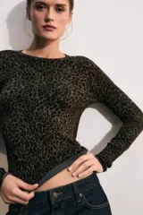 Sweater de punto con cuello redondo y manga larga, con estampado animal print de leopardo.