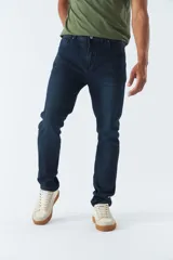 Pantalón jean de calce regular, color celeste con efecto lavado y roturas.