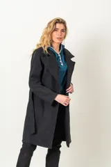 Tapado italiano color verde militar, de cashmere, modelo recto con lazo y bolsillos laterales.