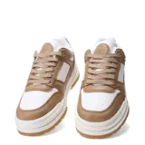 Championes urbanos de diseño moderno, combinando paneles en color beige y blanco. Presentan una silueta robusta con suela de plataforma en tono crema y base de goma, cordones al tono y detalle de textura perforada en los laterales.