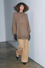 Jersey de punto oversize con cuello subido y mangas largas con diseño holgado.