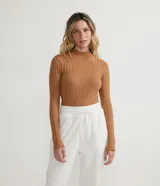 Polera color camel de punto acanalado, con cuello alto y mangas largas.