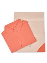 Blusa de manga larga color naranja RKF, con cuello camisero clásico y cierre frontal de botones a tono.