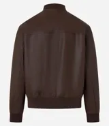 Campera estilo bomber de hombre, color marrón oscuro, confeccionada en poliuretano (PU) con cuello alto, cierre frontal y puños y bajo acanalados.