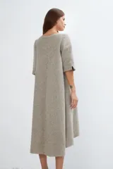 Vestido midi acampanado de lana fina sin teñir, con cuello bote, mangas tres cuartos con tajo y bolsillos laterales. Diseño forrado con vuelo y movimiento.