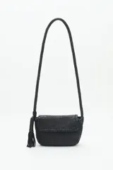 Cartera de cuero vacuno negra con cuerpo tejido en trenzado artesanal. Posee correa larga trenzada y un detalle de borla colgante. Cierre superior con solapa.