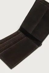 Billetera de piel con acabado en serraje color marrón oscuro, de diseño compacto con detalle de costura horizontal en el centro. Cuenta con compartimento para billetes, ranuras para tarjetas y monedero con cierre de clip.