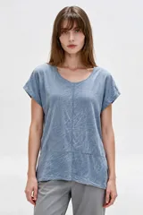 Blusa de algodón holgada en color verde, con cuello redondo y mangas cortas.