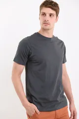 Remera de hombre color terracota, de manga corta y cuello redondo, con un pequeño logo bordado en el pecho.