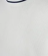 Remera de manga larga azul marino con textura vertical, cuello redondo y puños con ribetes blancos.