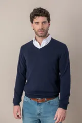 Sweater de cuello en V confeccionado en lana merino, de diseño clásico y corte regular, con puños y ruedo acanalados.
