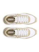 Championes Under Armour de estilo retro, confeccionados con una combinación de nailon ligero y revestimientos de gamuza. Presentan un diseño en tonos blanco y beige, con el logo de la marca en el lateral y suela de goma dentada para mayor tracción.