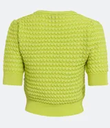 Blusa de punto color verde lima, de manga corta y cuello redondo. Presenta un diseño con textura de relieve en todo el cuerpo y terminaciones acanaladas en cuello, puños y cintura.