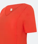 Vestido corto color naranja, de corte recto, con escote en pico y mangas cortas.