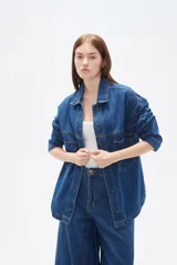 Sobrecamisa de jean con efecto lavado, color gris oscuro, de corte holgado, manga larga, cuello clásico y bolsillo frontal.
