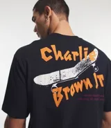 Remera negra de corte boxy, manga corta y cuello redondo. Estampado frontal con el logo de la banda Charlie Brown Jr.