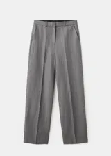 Pantalón gris de corte recto y tiro medio con tejido jaspeado, bolsillos laterales y traseros de ribete, y trabillas para cinturón.
