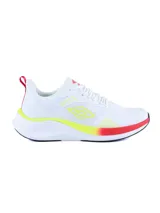 Championes deportivos Umbro modelo Boltalk, color blanco con detalles en amarillo neón y rojo en la suela y el talón. Presentan un diseño de malla transpirable y suela con amortiguación.