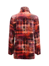 Chaqueta reversible con cuello esmoquin, de terciopelo con diseño abstracto en tonos naranja por un lado y estampado digital de una obra de arte por el otro.