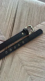 Cinturón de jean con hebilla dorada.