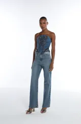 Corset strapless de denim con diseño estructurado y bordados decorativos en contraste en el frente. Presenta un corte ajustado que realza la silueta.
