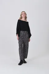 Pantalon de jean de corte holgado y tiro alto, con estampado animal print abstracto en tonos gris y negro.