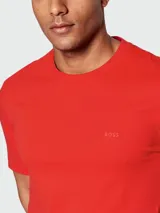 Remera de algodón de corte regular, color gris oscuro, con cuello redondo y logo de la marca bordado discretamente en el pecho.
