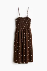 Vestido midi de viscosa color marrón con estampado de lunares blancos, breteles spaghetti ajustables, escote cuadrado y cuerpo fruncido entallado.