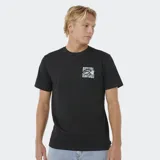 Remera negra de manga corta con cuello redondo y un pequeño estampado gráfico en el pecho izquierdo con el logo de Rip Curl y texto relacionado con el surf.