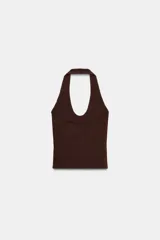 Top de punto con cuello halter y escote redondo profundo, sin mangas y corte ajustado.
