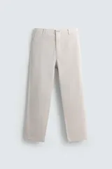 Pantalón de corte recto confeccionado en tejido de sarga con estructura diagonal. Presenta cintura elástica, bolsillos delanteros, bolsillos traseros de vivo y cierre frontal con cremallera y botón.