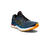 Championes de running Asics Gel-Nimbus 24, de color azul oscuro con detalles en amarillo y suela blanca y naranja. Cuentan con tecnología FF Blast+ y amortiguación de gel para mayor comodidad.