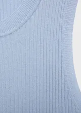 Musculosa celeste de tejido de punto de canalé, con cuello redondo y diseño recto sin mangas.
