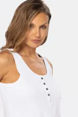 Musculosa blanca sin mangas, de corte clásico y calce cómodo, confeccionada en tejido suave. Presenta escote redondo, cartera con botones frontales y un pequeño bolsillo aplicado en el pecho.