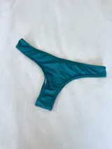 Bombacha de bikini vedetina color verde esmeralda, confeccionada en textil premium totalmente forrado.