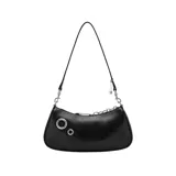 Cartera tipo shoulder bag de cuero color negro, de diseño alargado, con asa de hombro ajustable y herrajes metálicos plateados con detalles de anillos y dijes colgantes, incluyendo una llave dorada.