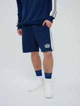 Bermuda de felpa azul marino con cordón ajustable en la cintura, bolsillos laterales y el logo de Umbro bordado en blanco en la pierna izquierda.